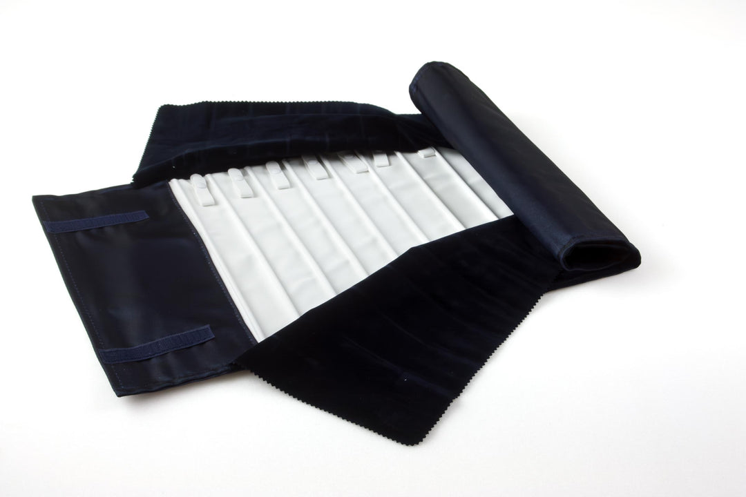 Rotolo con 16 lacci e 16 divisori per collana